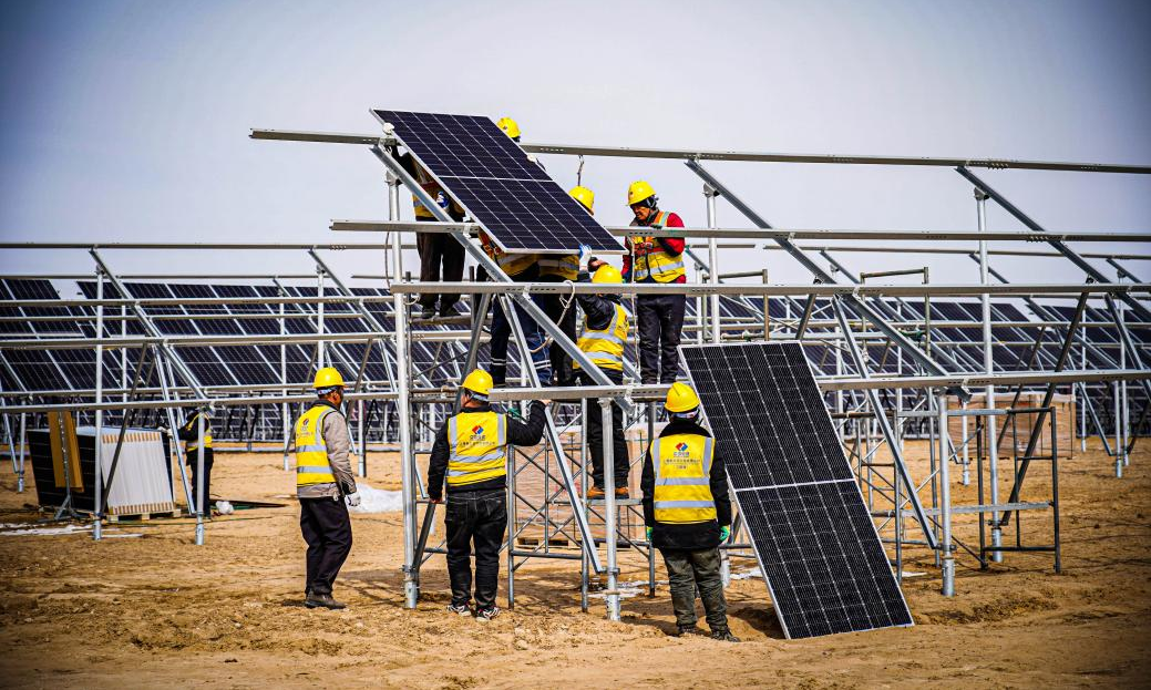 初春的蒙西，寒風刺骨，建設人員冒著嚴寒，穿梭在工地上，同組人員作業、監護緊密配合，在確保施工安全的大前提下，全速推進光伏區組件安裝進度。