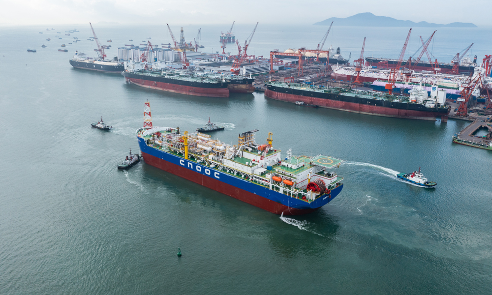 近日，在深圳友聯船廠完成塢修并完成海上回接的“海洋石油115”FPSO（浮式生產儲卸油裝置），順利完成100小時的生產運行，處理原油超3萬噸。此次塢修實現了“大型油輪”中控系統國產化替代，為同類海上油氣生產設施改造提供成功范例。圖為在5艘港作拖輪的牽引下，“海洋石油115”FPSO緩緩駛離深圳友聯船廠。