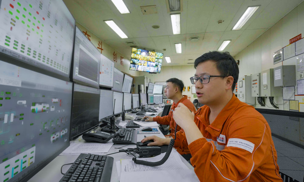 生產人員通過國產中控系統，確保生產穩定運行。