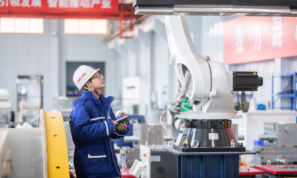 3月12日，在北京房山中鐵十四局房橋公司智能裝備研發車間，工程師調試噴涂機器人的機械臂。