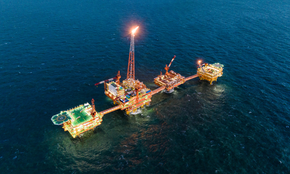 開年以來，該項目累計投產7口開發井，新增凝析油日產能超1100噸，天然氣日產能超100萬立方米。其中，單井日產油氣當量超400噸的開發井達4口，為渤海油田新春上產“開門紅”持續貢獻力量。圖為渤中19-6凝析氣田航拍。