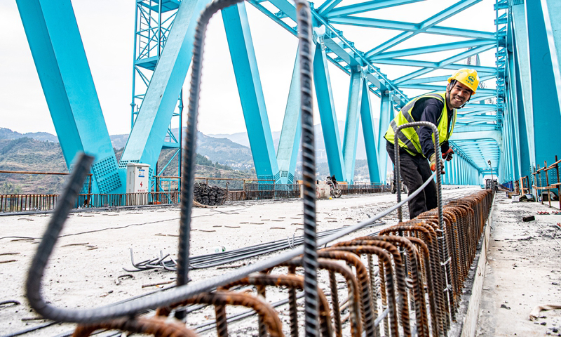 3月16日，工人在渝湘高鐵清水坪烏江特大橋建設現場施工作業。新華社記者 唐奕 攝
