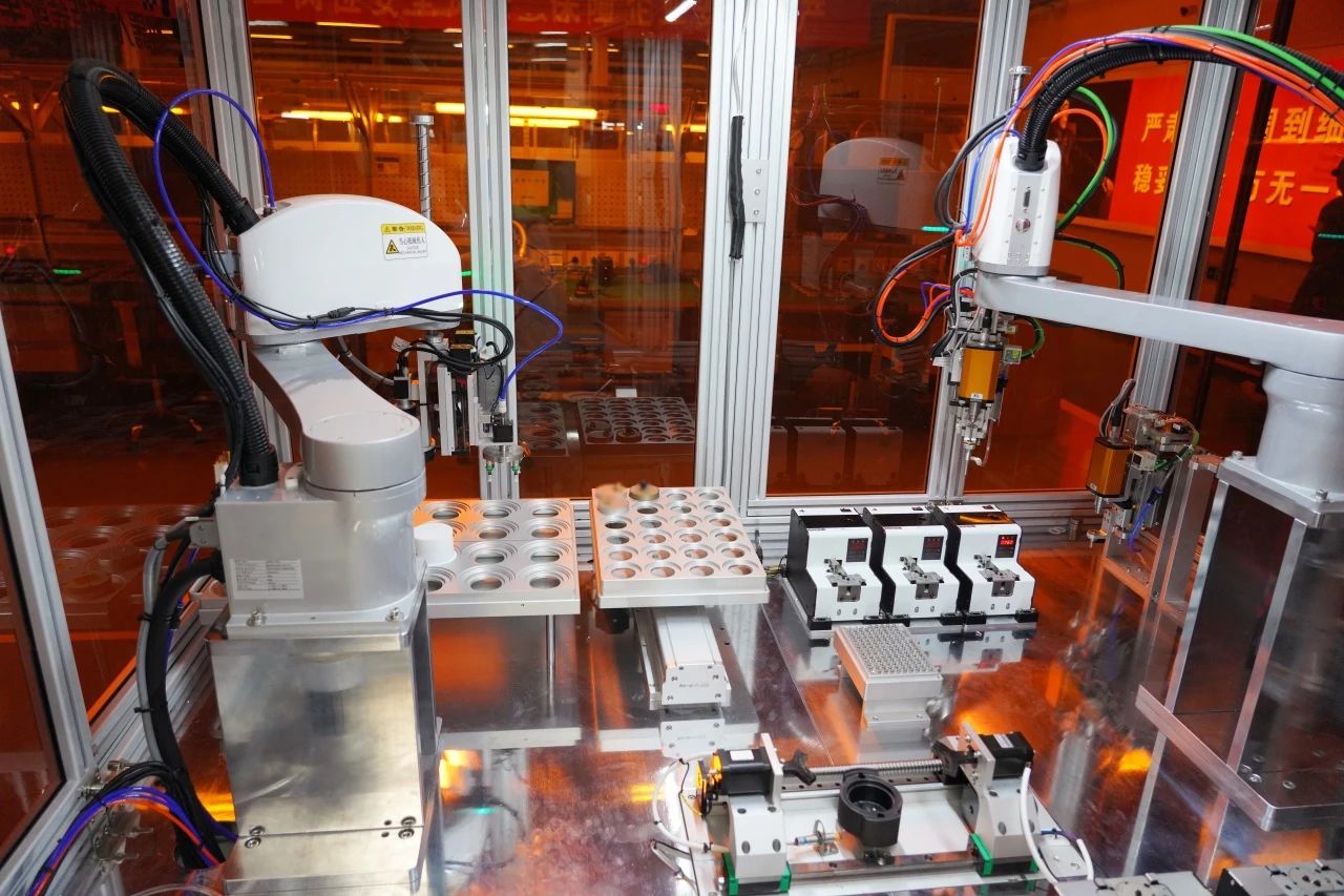 近年來，航天科技一院萬源科技公司實現了從手工焊接技術發展到表面貼裝技術，從手工焊接過渡到自動化機器焊接，有效降低了焊接過程的廢氣產生。該公司建立的智能倉儲系統實現了進料、出庫的智能化管理；自主研發的物資駕駛艙系統和電子器件智能配送系統，實現了物資配套管理全程可視，“收—存—發—裝”作業自動化，指令直達現場，節省人工成本43%，提升庫容量40%。圖為萬源科技智能制造中心微波產品智能裝配單元。