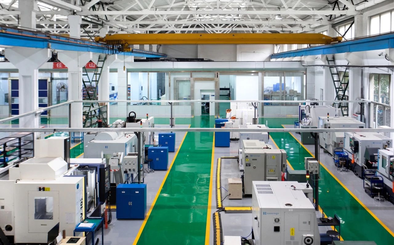 建設綠色廠區、打造綠色生產線、創新綠色產品……近年來，航天科技六院11所遠征公司該公司積極響應國家“雙碳”戰略，從基礎設施、管理體系、能源資源投入等多個方面入手，全方位貫徹節能降碳理念、多層次打造智能制造體系、多元化提升資源利用效率、寬領域保證產品智能化及低碳化設計，將綠色發展貫穿研發生產全過程，在綠色制造道路上越走越快，市場競爭力不斷增強。圖為遠征公司航天機電事業部廠房。