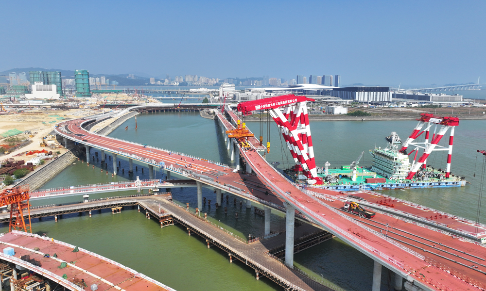 3月18日，中國中鐵旗下中鐵工業參建的連接澳門和氹仔的第四條跨海大橋——澳氹四橋全橋合龍，這也是澳門首條雙向八車道跨海大橋。澳氹四橋位于澳門友誼大橋東側，橫跨外港航道和澳門水道，將澳門海、陸、空三個重要口岸相連，是構建澳門城市交通體系的關鍵節點。大橋主線全長3.085公里，其中跨海段長2.86公里，主橋為下承式鋼桁橋梁，長1370米，設置通航孔橋兩座，主跨280米，橋梁主體結構使用高性能橋梁鋼，整體構造輕質高效，結構設計使用年限100年。