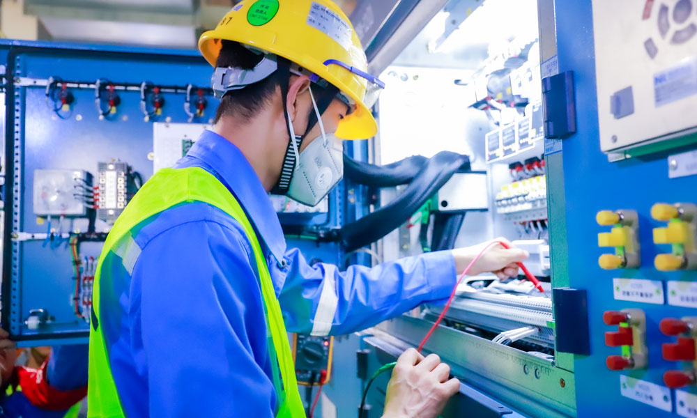 中國華能昌江公司將工程目標細化分解，每天在核島施工現場準時召開專項會議，統籌協調土建、安裝、設計、采購等各單位解決現場問題，針對重點事項安排專人專項跟蹤，將每一項工作做細做實。圖為中國華能海南昌江核電3號機組核島10kV可用范圍6段中壓母線一次性送電成功，順利將正式電源引入核島。