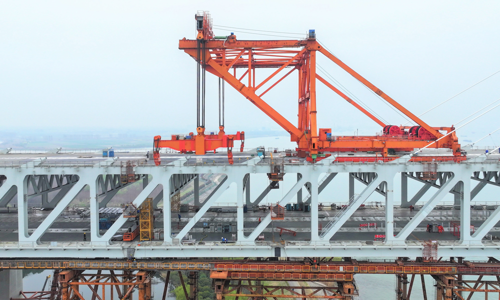 據悉，邊跨合龍后，主航道橋鋼梁架設由“雙懸臂”變成“單懸臂”施工，結構受力體系更加安全穩定。常泰長江大橋全橋鋼梁計劃于6月底前貫通。