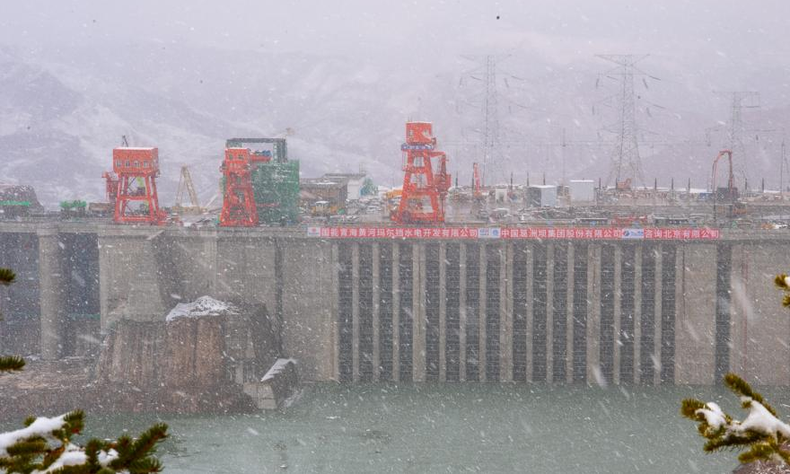 3月24日，青海公司瑪爾擋水電站迎來瑞雪，瑪爾擋水電站3283平臺建設現場依舊如火如荼。