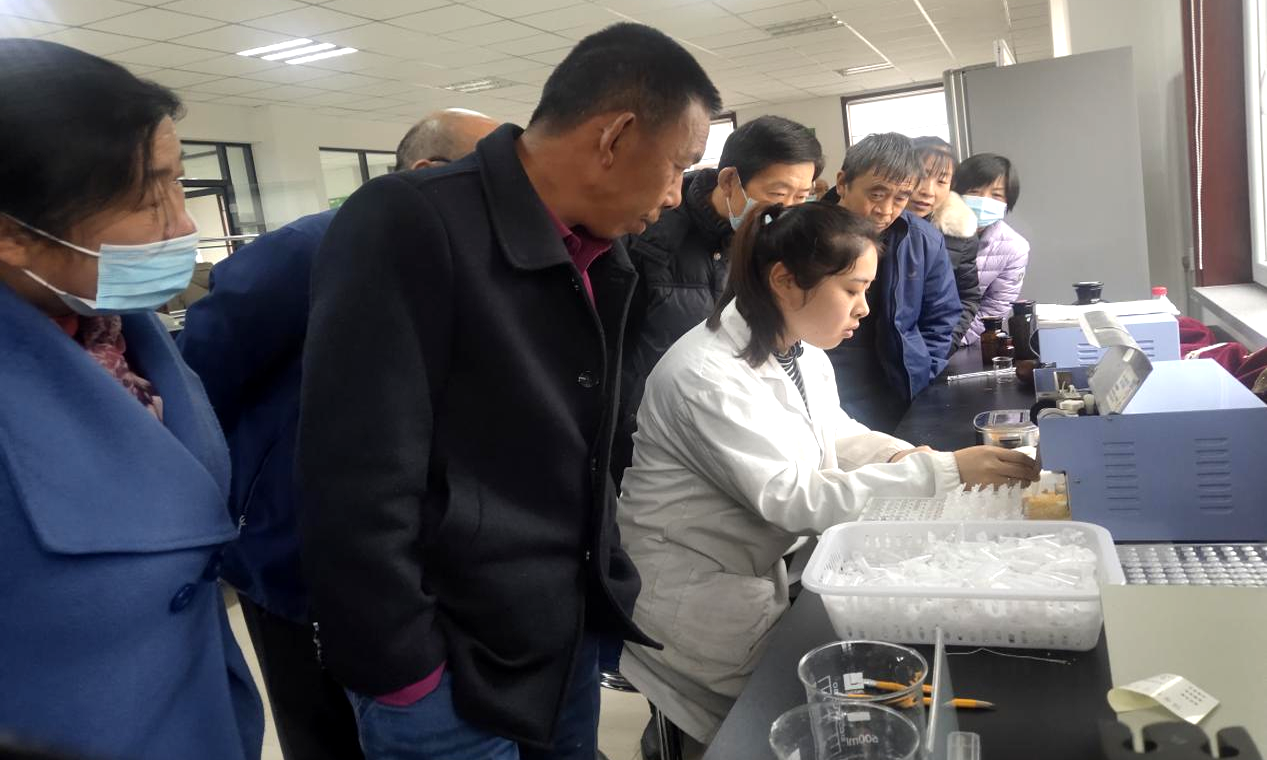 山西潞玉種業公司對每一批上市種子進行多次質量指標檢測，為今年糧油主要作物大面積單產提升打好種源基礎。此外，發揮農機在春耕生產中的重要作用，組織機手培訓，做好農機準備和檢修，確保農機具和機手以良好的狀態投入生產。圖為該公司組織農戶在種子質量控制中心學習種子質量指標等專業知識。