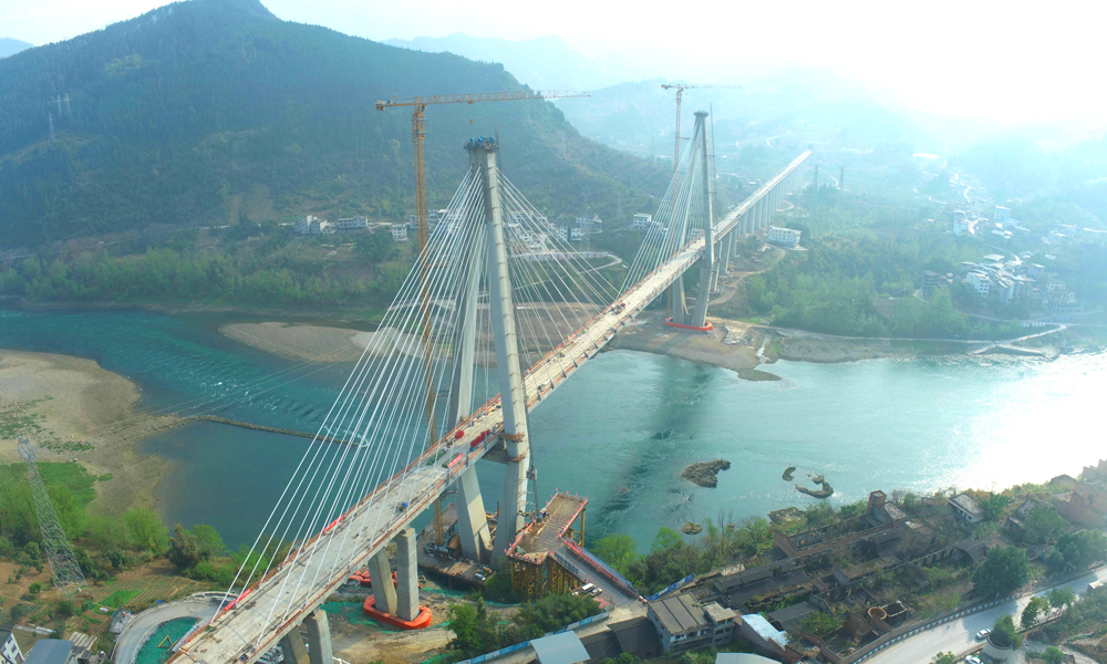 近日，隨著最后一對預應力鋼束張拉至設計張拉力，中國中鐵旗下中鐵大橋局承建的渝湘高鐵太子坪烏江大橋主橋預應力全部張拉完成，即將進入全橋調索階段。太子坪烏江大橋是渝湘高鐵重慶至黔江段重難點工程，全長2313.85米，主橋長562.2米，為主跨300米無砟軌道斜拉橋。與此同時，渝湘高鐵另兩座重難點工程黃草烏江雙線大橋、清水坪烏江大橋施工進入了最后的沖刺階段。