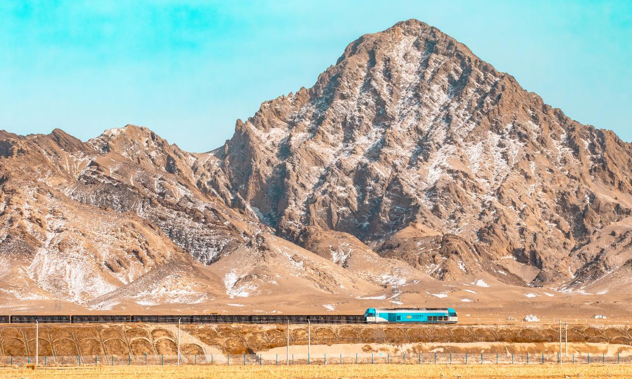 今年以來，包神鐵路甘泉鐵路公司通過優化車流組織，調整裝車順序，緊盯協議客戶存煤信息，緊盯甘泉管內作業銜接，多措并舉助力提量增效，實現“蒙煤南下”常態化。圖為包神鐵路甘泉線上一列滿載蒙煤的列車在瓦窯灘至大佘太區間運行。