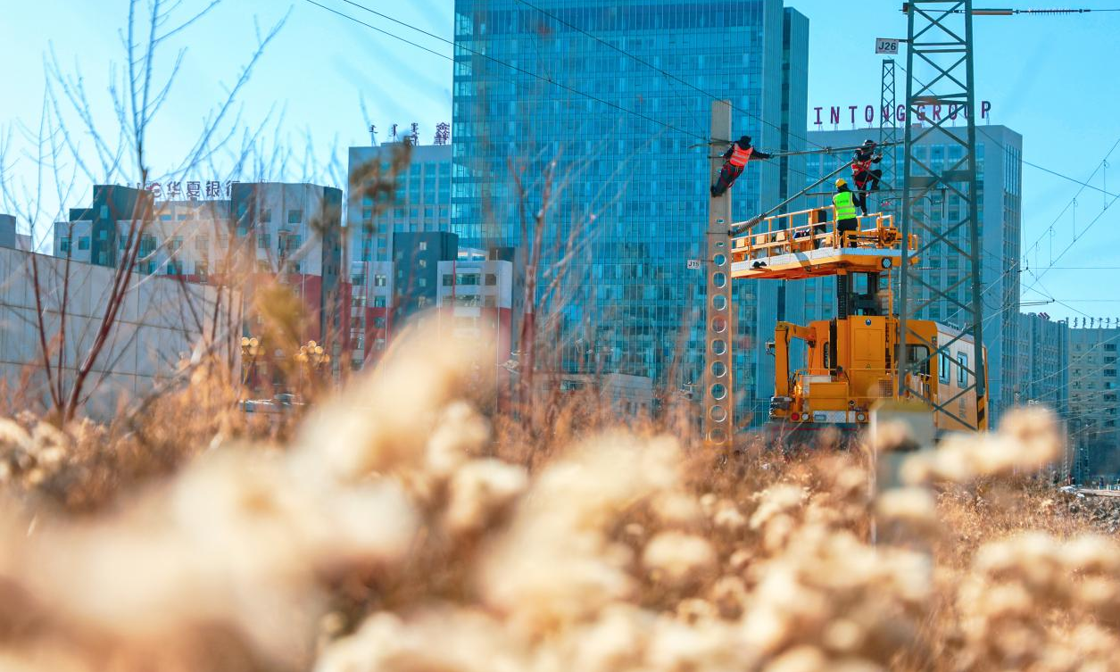 　包神鐵路供電工區工作人員對接觸網設備進行檢測，確保設備正常運行。