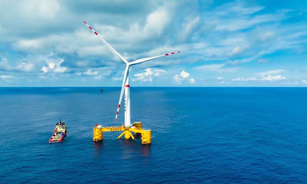 4月初，我國首座深遠海浮式風電平臺“海油觀瀾號”提前完成并網以來設定的2200萬千瓦時一年階段發電任務。圖為“海油觀瀾號”采用半潛式固定在海上。