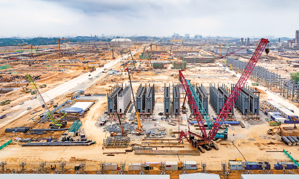 廣西石化煉化一體化轉型升級項目是國家石化產業規劃布局的重大項目，作為該項目的總體院和主力承包商，中國石油旗下中國寰球工程有限公司組建“聯合體”管理團隊，對項目建設進行全過程管控。各參建單位緊抓欽州旱季窗口搶工期，跑出施工“加速度”。在120萬噸/年乙烯裝置、PO/SM裝置、40萬噸/年聚丙烯裝置等建設現場，機器轟鳴，數千名建設者穿梭忙碌，呈現一派熱火朝天景象。圖為廣西石化煉化一體化轉型升級項目乙烯裝置建設現場。