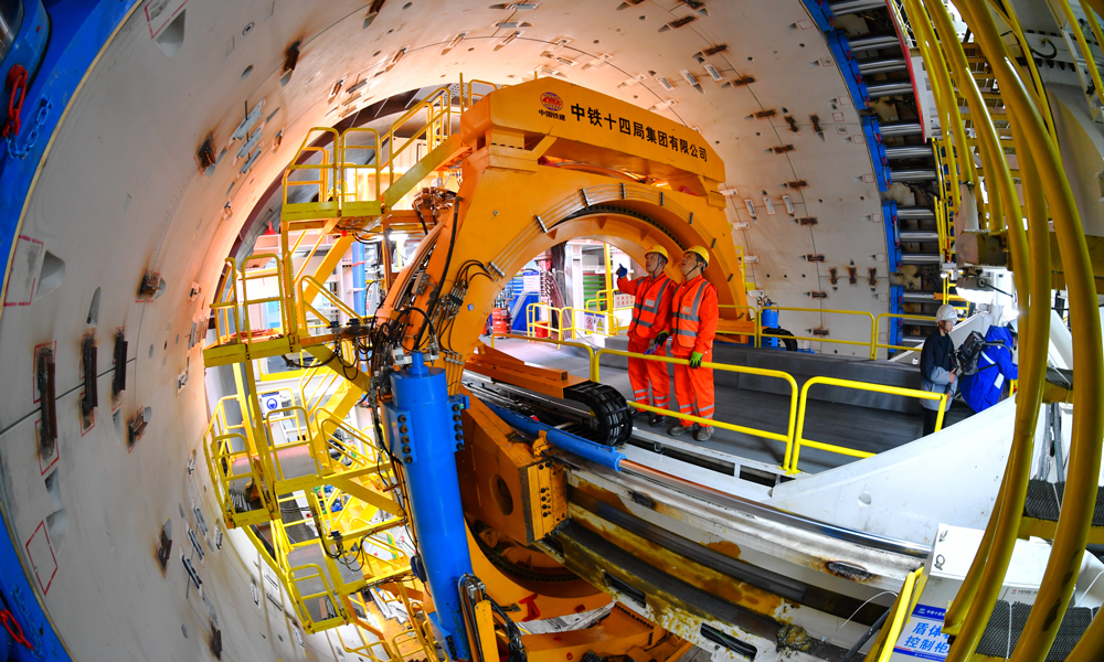 蘇州東隧道位于蘇州工業園區、吳中區境內，是全線控制性工程，其中有11.6公里采用盾構施工，開挖直徑達14.81米。隧道盾構段下穿京滬高鐵、滬寧城際、京滬鐵路以及兩條運營地鐵線路、20余條重要市政道路、多處建構筑物、河流湖泊等，不僅最大限度減少對核心城區地面交通的影響，還將高鐵引進正在規劃的地下高鐵樞紐——蘇州東站，實現高鐵、城際鐵路、市域線、軌道線的全面聯通。圖為建設者在盾構機內檢查運行情況。