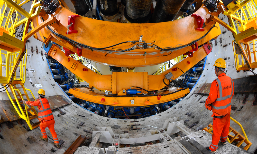 建設者正在拼裝管片。