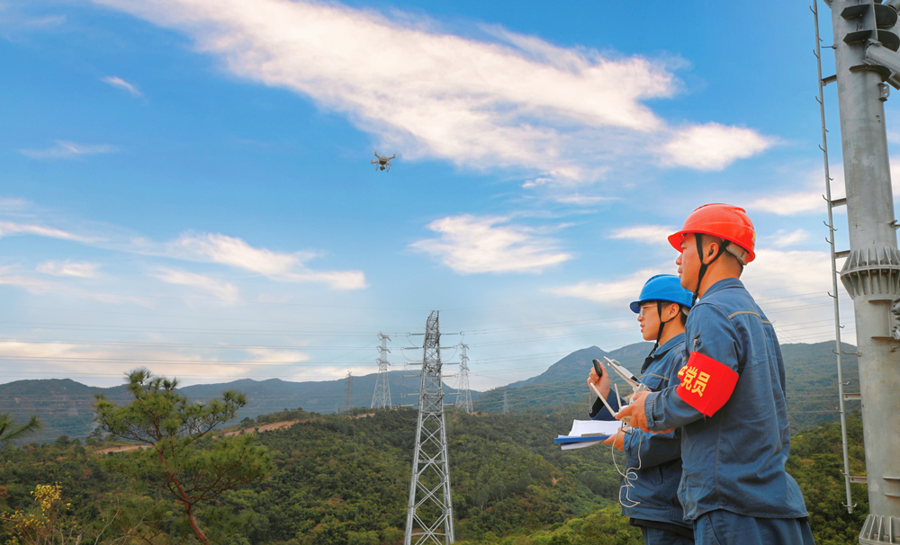 南方電網廣東惠州局運維人員前往惠東縣110千伏鳳紅線開展防山火線路特巡，檢查林區電力設施運行情況。