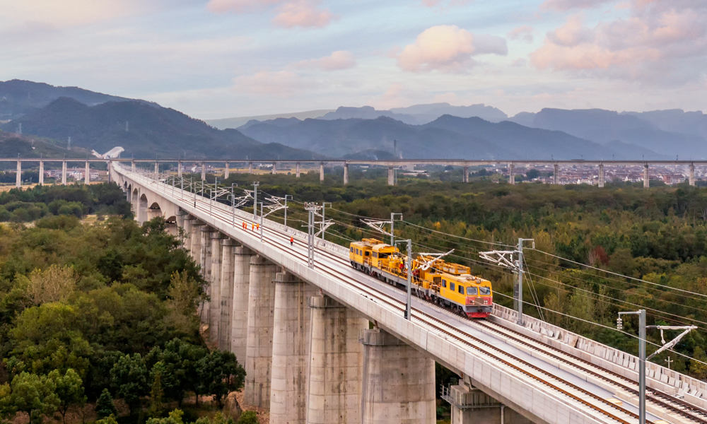 4月21日，中國中鐵旗下中鐵電氣化局參建的杭溫高鐵接觸網工程全線貫通，為下一步全線送電和聯調聯試奠定了基礎。杭溫高鐵北起杭州市桐廬東站，止于溫州市溫州北站，新建正線長度260公里，設計時速350公里。