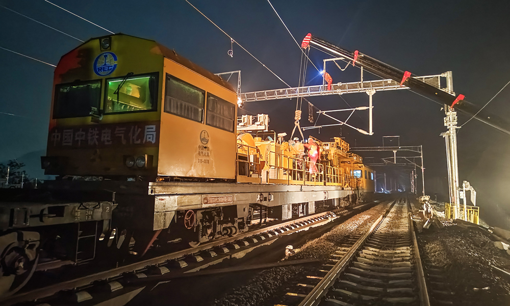 據悉，杭溫高鐵是國內首條國務院混合所有制改革試點和國家發改委社會資本投資示范的“雙示范”高鐵項目，建成運營后，將成為浙江省內杭州、金華-義烏和溫州三大都市圈1小時通達的最快捷通道，實現杭州、金華、臺州、溫州等地豐富旅游資源有效串聯，沿線仙居、磐安、東陽、浦江等地正式邁入高鐵時代。