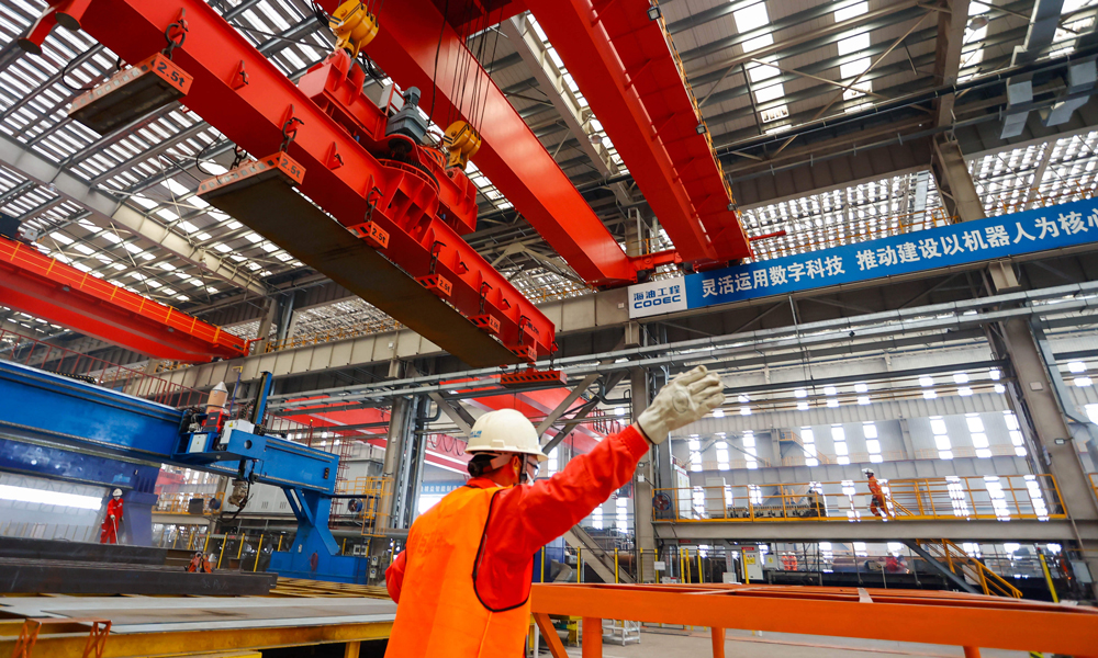 工人在建造現場進行吊裝作業。杜鵬輝 攝