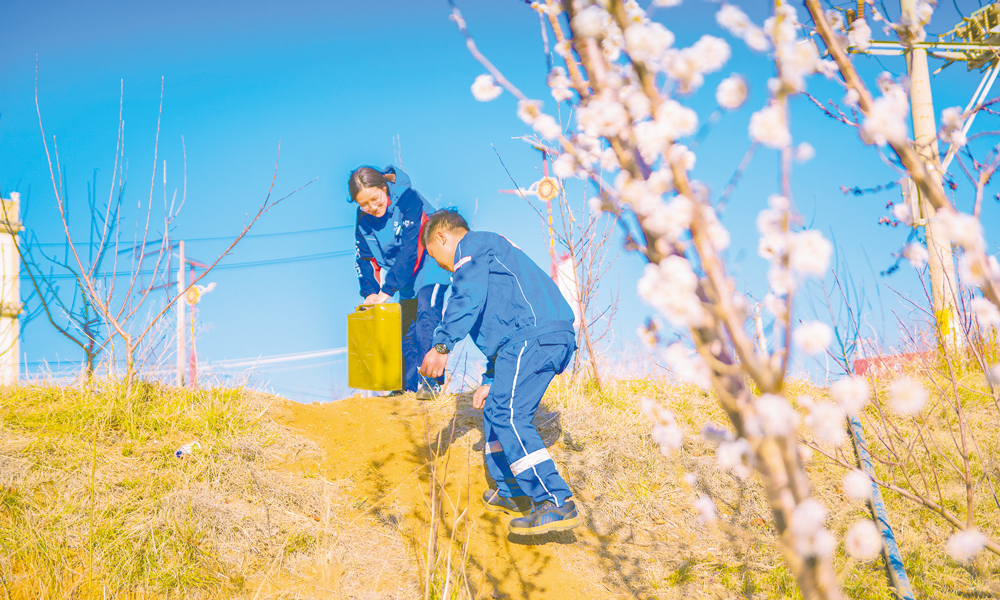 春耕時節，中國海油云南昭通景欣加油站員工為附近果農送油，打通保障農機用油“最后一公里”。李仁興 攝