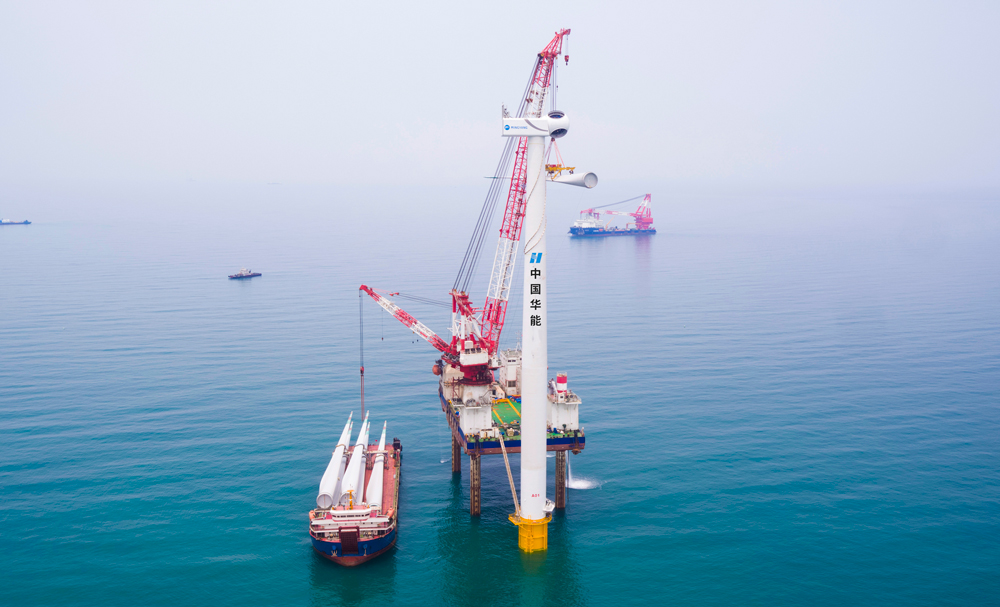 項目位于海南省臨高縣西北部海域，規劃布置60臺10兆瓦風電機組，總裝機容量600兆瓦，是中國華能海南公司投資64億元重點建設的清潔能源項目。開工建設以來，項目部克服了復雜施工海況，精準搶抓海上作業窗口期，順利完成了船機資源調配、樁基礎制作等關鍵節點，按期實現首臺風電機組安裝的目標，為打贏年底全容量并網投產攻堅戰打下了堅實基礎。