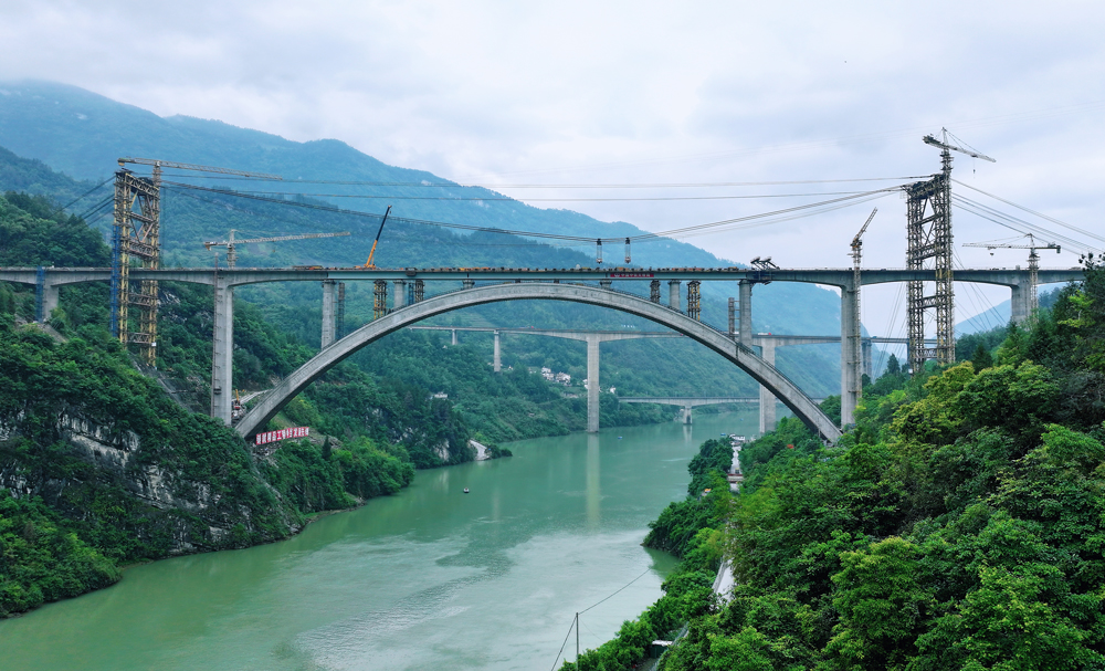 渝湘高鐵重黔段是我國“八縱八橫”高速鐵路網中廈渝通道的重要組成部分，是重慶“米”字型高鐵網中東南向高鐵通道，建成通車后，將填補渝東南武陵山區城鎮群高鐵空白，實現重慶主城都市區與渝東南武陵山區城鎮群1小時高鐵聯系，提升重慶對周邊地區輻射帶動作用。
