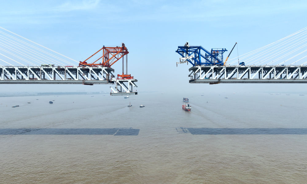 近日，隨著長28米、寬39米、高17米，重約1446噸的鋼桁梁精準落位，中國中鐵旗下中鐵工業制造的常泰長江大橋主航道橋最后一個節段成功架設，至此常泰長江大橋常州側主體工程全部完成，全橋預計6月份合龍。