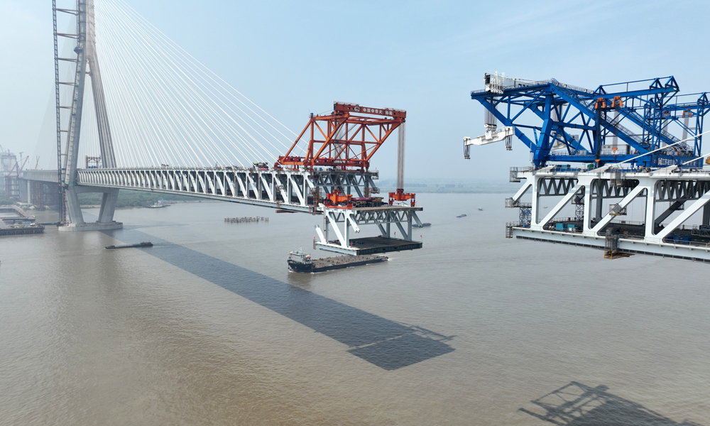 常泰長江大橋是高速公路、城際鐵路、一級公路“三位一體”的過江通道，全長10.03公里，主航道橋采用主跨1176米斜拉橋、天星洲專用航道橋和錄安洲專用航道橋均采用主跨388米鋼桁梁拱橋，分別是世界上最大跨度公鐵兩用斜拉橋和世界上最大跨度公鐵兩用鋼拱橋。中鐵山橋負責大橋（跨江段）主體工程鋼桁梁、鋼塔制造項目最大標段CT-A6標段制造任務，用鋼量約13.7萬噸。