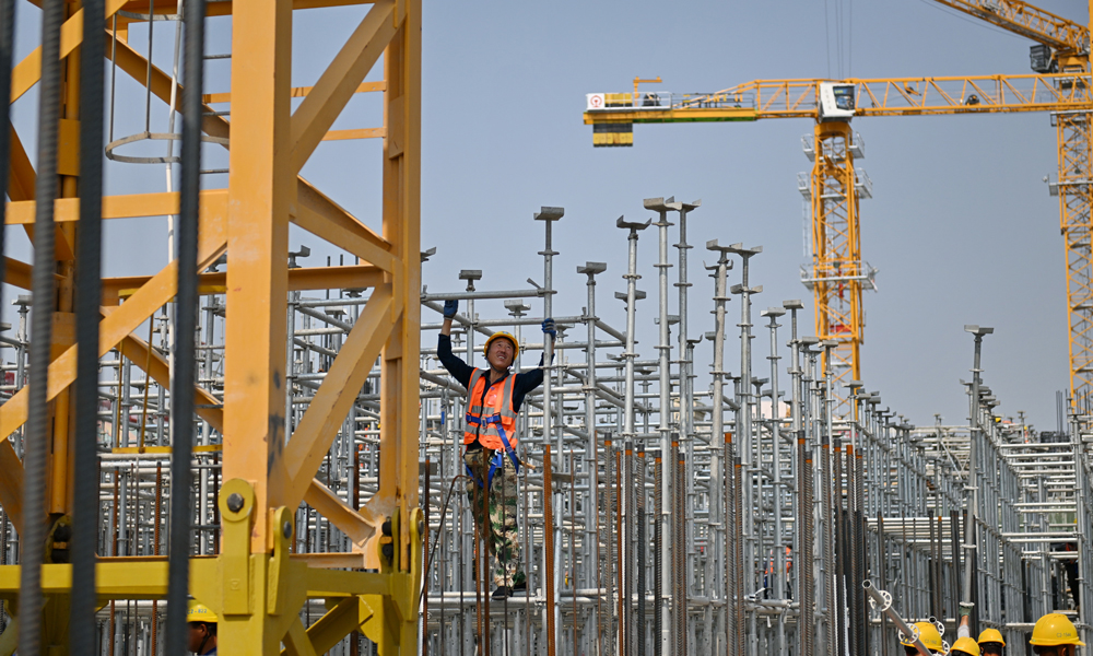 中國建筑工作人員在雄忻高鐵雄安地下段及相關配套工程四標段建設現場作業。