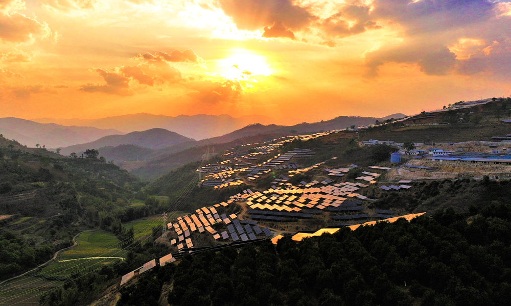 近日，隨著華能大沙壩光伏電站15萬千瓦裝機全容量并網投產，中國華能云南分公司多能互補基地裝機規模突破3000萬千瓦。據了解，該基地連續5年發電量突破1000億千瓦時，累計發電量超1.3萬億千瓦時，清潔能源發電量連續創下歷史最好水平。