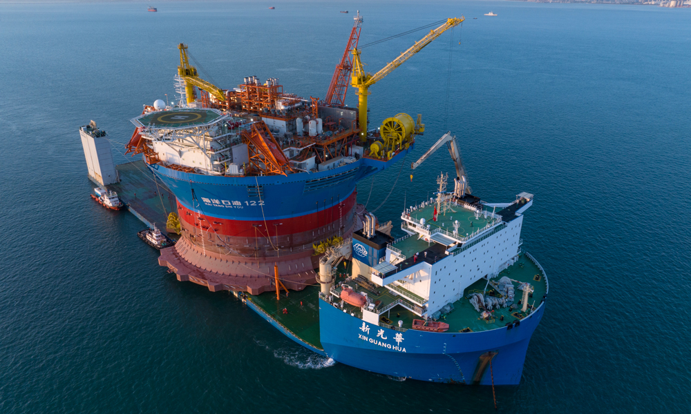 由于自身不具備航行能力，“海葵一號”需進行由青島建造場地至南海作業海域的長距離運輸。為縮短航行時間，在綜合考慮圓筒結構特點及作業風險后，本次作業采用“大船背小船”的方式，由我國最大、世界第二大的“新光華”號半潛船進行運輸。大船甲板沉入水下，待“海葵一號”被拖至指定位置后，再浮出水面將其“背”起。