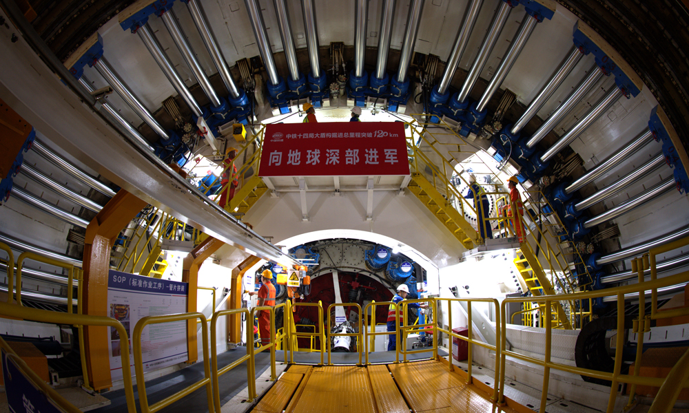 由施工單位與鐵建重工聯合研制的“甬舟號”和“定海號”兩臺泥水平衡盾構機，刀盤開挖直徑14.57米。“甬舟號”掘進4940米，“定海號”掘進6270米。要穿越海域復雜多變地質，經歷28次軟硬地層變換，下穿石油管線、海堤、碼頭和航道等多項風險源，海底最大埋深78米，最大水壓8.4巴，相當于成人手掌面積上承受接近1噸的重量，硬巖最高強度近200兆帕，施工復雜程度、難度和風險在世界范圍內罕見。圖為“甬舟號”盾構機內景。