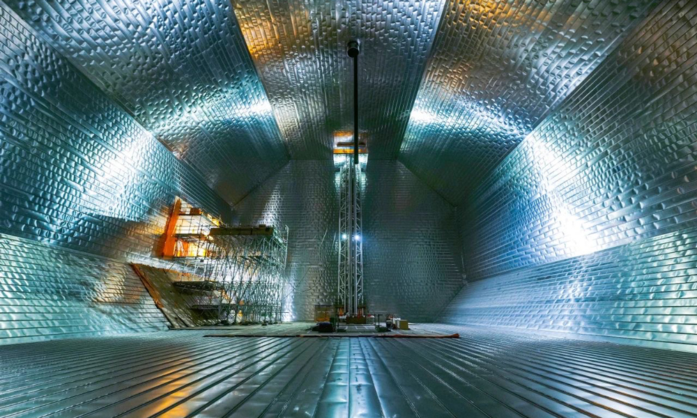 液化天然氣運輸船作為“海上移動浮艙”，是實現LNG貿易靈活性和產業規模化、一體化的重要基礎設施，可確保液化天然氣產業鏈安全可靠、不斷鏈運行。中海油液化天然氣運輸船項目一期將建造6艘17.4萬立方米液化天然氣運輸船，該項目建造船舶全部投產后，每年將從全球各地運回液化天然氣約350萬噸，可供900萬個家庭使用3年。圖為“綠能瀛”號貨艙內部。