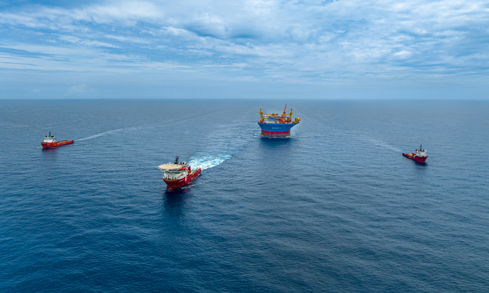 拖輪形成編隊牽引著“海葵一號”前往施工海域。