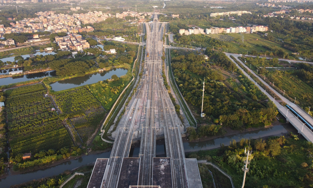 近日，中國中鐵旗下中鐵廣州局、中鐵武漢電氣化局參建的佛莞城際鐵路開通運營。同日，廣佛南環開通運營。這兩條新開的城際鐵路與既有莞惠城際、佛肇城際相連，在粵港澳大灣區形成了一條西起肇慶、東至惠州的東西向交通“大動脈”。