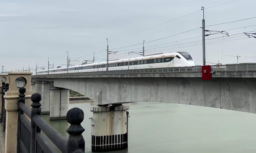 佛莞城際鐵路全長37公里，共設車站5座，運營最高時速200公里。中鐵廣州局承建佛莞城際鐵路部分線路及聯絡線工程，中鐵武漢電氣化局承建佛莞城際鐵路全線站后四電工程。