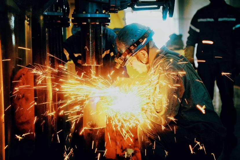 四川江油電廠趕在用電高峰期來臨前，集中對勵磁、調速器進行改造，對壓力容器安全閥、主軸密封抗磨板等進行更換，完成了對機電設備、備用電源、通訊設備、泄洪建筑物的檢查維護和集中消缺工作，以可靠設備全力迎戰度夏大考。圖為檢修人員進行管道切割作業，保障機組設備安全穩定運行。黃梅 攝