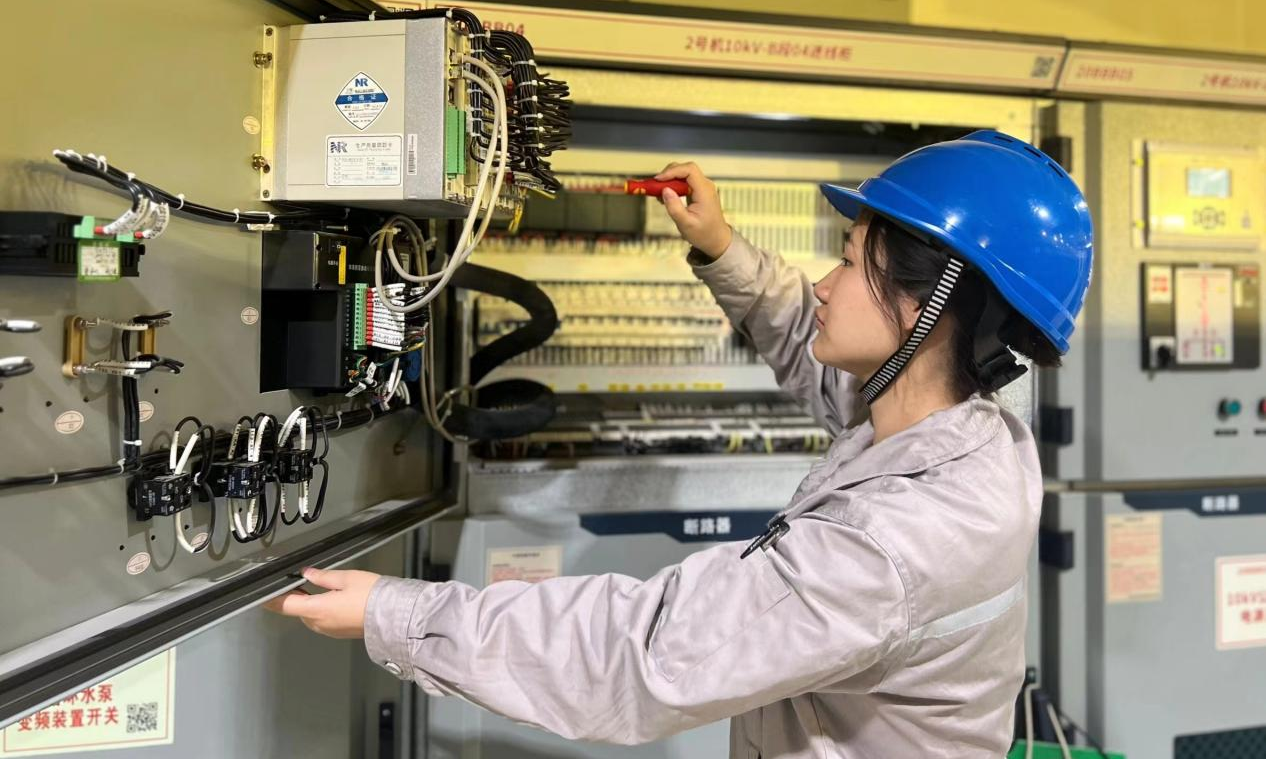 四川天明公司利用2號機組停機契機，完成電力二次安防改造、公用10千伏B段開關解體檢修和二次回路、發變組二次回路檢查等109項“機、爐、電”專業相關設備缺陷治理工作，并將處理的問題缺陷形成清單，為機組迎峰度夏長周期安全穩定運行奠定堅實基礎。圖為工作人員檢查10千伏開關綜保裝置背板接線。唐珩頂 攝