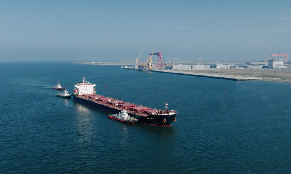 目前，中糧國際已實現巴西直接采購大豆的100%完全可追溯。下一階段，中糧集團計劃于2025年在拉美的重要生態區建立“零毀林”大豆供應鏈，并承諾于2030年之前，在亞馬遜、塞拉多和大查科等拉美環境敏感地區建立完全不涉及毀林和植被破壞問題的大豆供應鏈。與此同時，中糧集團在全球建立可持續的棕櫚油以及咖啡供應鏈的相關項目也被提上日程。圖為裝載著中國首單 “零毀林”巴西大豆的貨輪在海面航行。