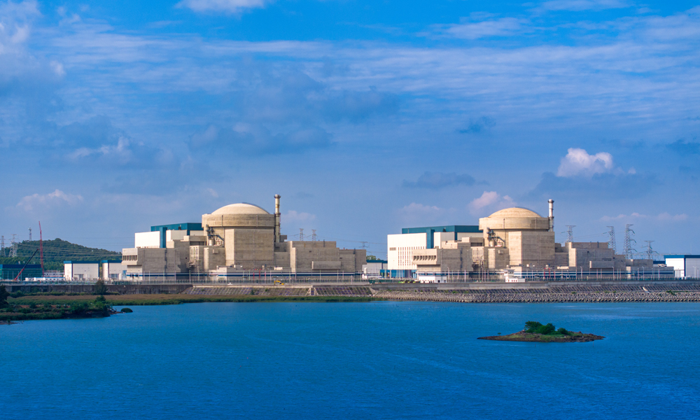 中廣核“華龍一號”示范工程兩臺機組年發電量可達180億千瓦時，能夠滿足200萬人口的生產生活年度用電需求，每年可減少標煤消耗超543.6萬噸，減少二氧化碳排放約1483.2萬噸，環保效益相當于植樹造林超4萬公頃，對促進廣西能源綠色轉型、保障能源安全供應、提升能源系統效率、保障“雙碳”目標如期實現具有重大意義。