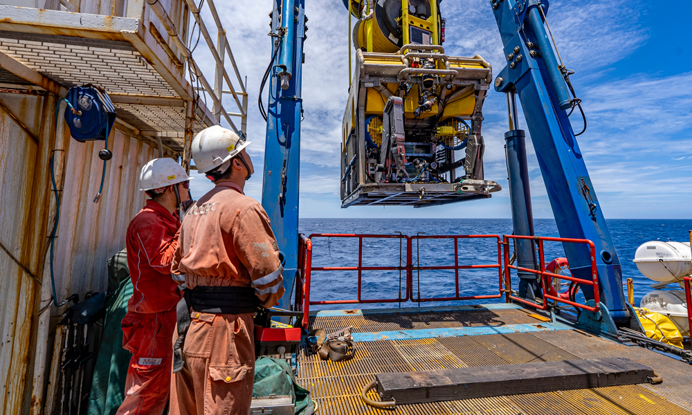 為確保“海葵一號”在大海安穩扎根，項目提前在海底安裝了12套由我國自主設計、建造的深水吸力錨，并通過12條由“錨鏈+中水浮筒+聚酯纜”構成的系泊錨腿進行連接，單根錨腿長2570米，破斷載荷達2300噸，相當于1500輛家用小汽車的重量。這套系泊系統就像安裝在海底的“拴馬樁”，將“海葵一號”牢牢固定在海面上。圖為項目團隊下放水下機器人進行錨鏈回接作業。