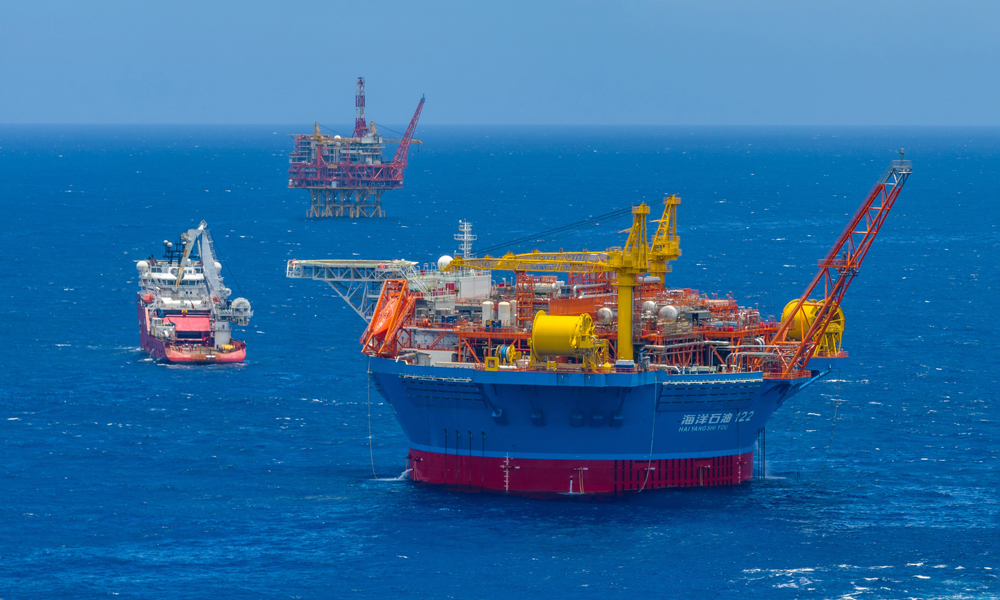 據悉，在距“海葵一號”2.5公里處，亞洲第一深水導管架平臺“海基二號”也在日前完成全部安裝作業，刷新海上原油生產平臺高度和重量兩項亞洲紀錄。“海基二號”總高度達428米，總重量超5萬噸，共設生產井24口，搭載了原油工藝和外輸系統、生產水處理系統及電力供應系統等300余套設備，可實現遠程水下井口控制、智能油氣開采、臺風生產模式等功能。圖為“海葵一號”完成回接后與“海基二號”導管架平臺同時矗立在流花油田，進行下一步調試工作。