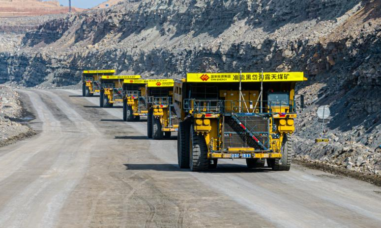 國家能源集團準能集團黑岱溝露天煤礦位于內蒙古準格爾煤田中部，是我國自行設計、自行施工的特大型露天煤礦，現核定生產能力3400萬噸/年。多年來，該礦以科技賦能安全生產，在科技保安、打造安全高效智能綠色礦山方面取得優異成績。準能集團黑岱溝露天煤礦作為國家首批智能化示范煤礦，以“減人、增安、提效”為目標，采用國內自主研發無人駕駛系統，實現300噸級礦用卡車多編組無人駕駛。圖為無人駕駛卡車正在進行多編組運行。包文學 攝