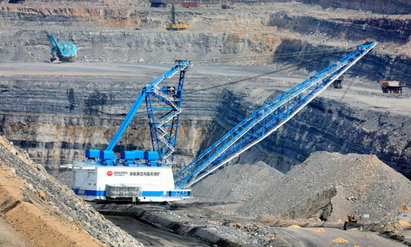 在準能集團黑岱溝露天煤礦南500米作業區內，礦山設備的“巨無霸”——吊斗鏟正在與300噸級礦用無人駕駛卡車協同作業。黑岱溝露天煤礦擁有亞洲唯一一臺8750-65吊斗鏟，該設備自重5307.2噸、作業半徑100米、斗容90立方米。崔龍 攝