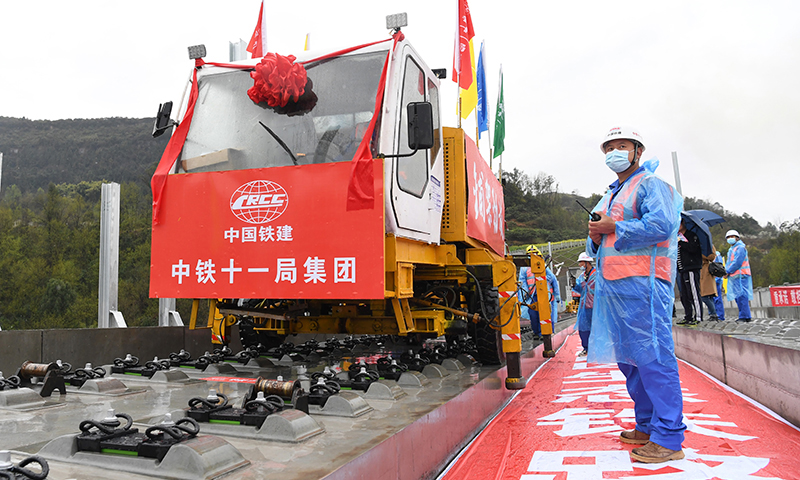 圖為3月1日，在鄭萬高鐵重慶段施工現場，鋪軌機進行鋪軌作業。(新華社記者 唐奕 攝)