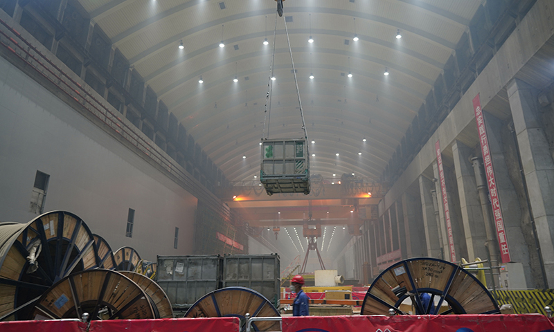 圖為4月27日，工人在白鶴灘水電站機組安裝區域作業。新華社發（梁志強 攝）