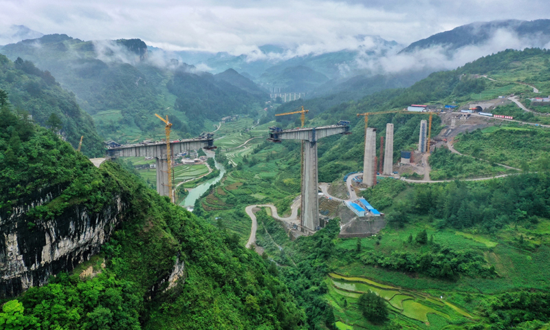 圖為6月11日拍攝的位于貴州省貴定縣的桐子園雙線特大橋施工現場。（新華社記者 劉續 攝）