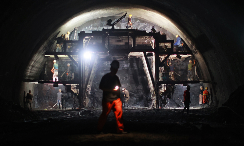 目前，由中鐵廣州局等單位建設的貴（貴陽）南（南寧）高鐵施工進展順利。貴南高鐵設計時速350千米，是我國“八縱八橫”高速鐵路主通道包頭至海口通道的重要組成部分。圖為6月11日，工人在位于貴州省貴定縣的桐子園2號隧道內施工。（新華社記者 劉續 攝）