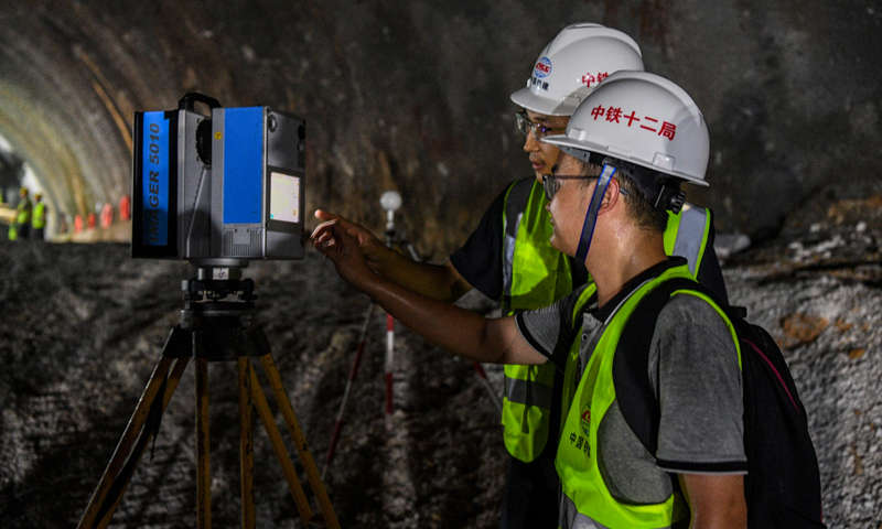8月3日，在位于廣西環江毛南族自治縣的貴南高鐵大方山隧道內，技術人員在爆破前對隧道內的巖層進行掃描。新華社記者 曹祎銘 攝